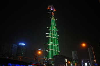 圣誕樹(shù)現(xiàn)濟(jì)南綠地最高樓戶外LED屏