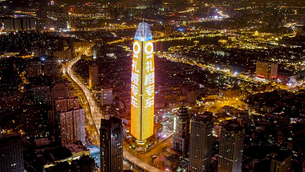 禮橙專車(chē)上演濟(jì)南城市媒體燈光秀點(diǎn)亮2021